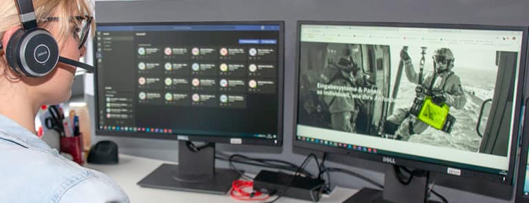 Frau sitzt vor PC-Monitor