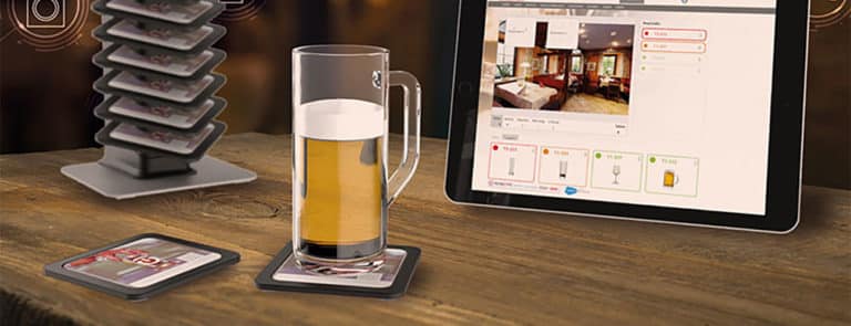 Bierglas auf einem intelligenten Bierdeckel