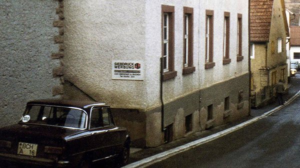 Altes Gebäude mit parkendem Auto