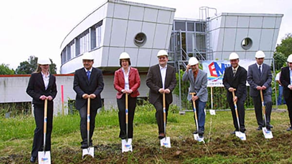 Menschengruppe beim Spatenstich