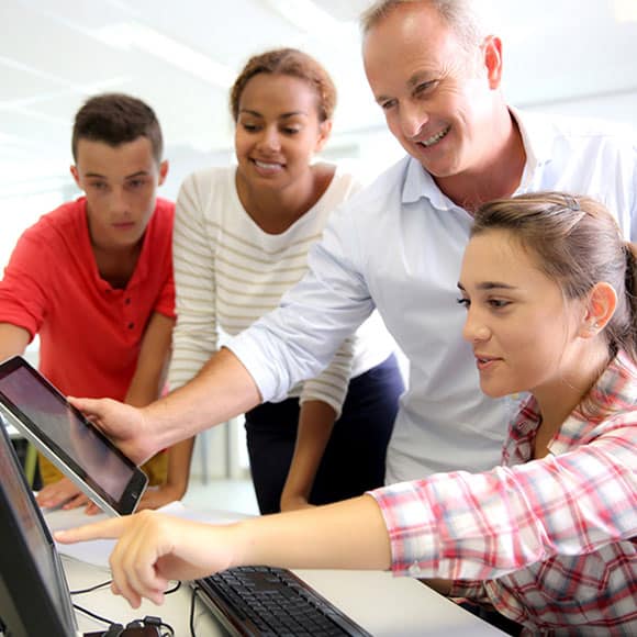 Gruppe von Mitarbeiter schauen gemeinsam auf einen Bildschirm