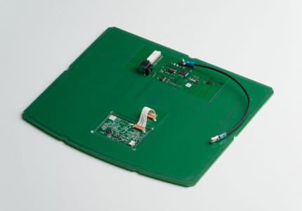 Leiterplatte mit Elektronik und Kabel