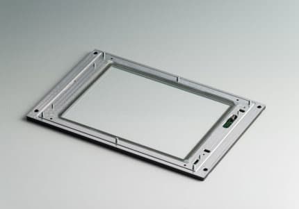 Rückseite einer Metall-Trägerplatte mit Durchbruch und Bolzen