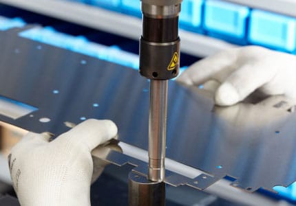 Hände halten Metallplatte zum Bolzen einpressen