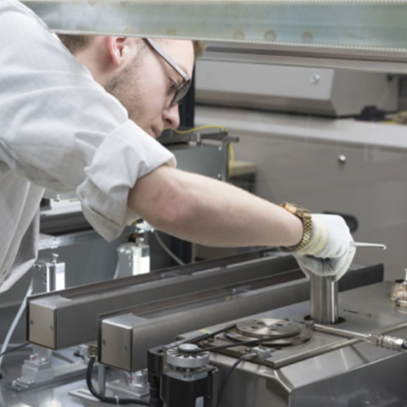 Junger Mann repariert Maschine