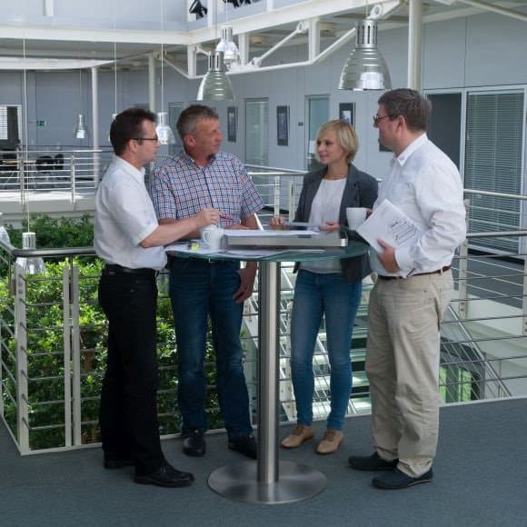 Gruppe Mitarbeiter bei einer Besprechung