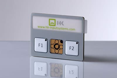 "Foto einer Büroausstattung mit Gadgets, Schrift, Maschine, Anzeigegerät, Gas, Eingabegerät, Zahl, Marke und Multimedia auf der Seite Technology Case von Hoffmann + Krippner."