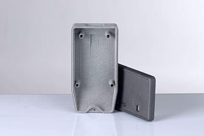 "Ein modernes Smartphone in Elektroblau, das als tragbares Kommunikationsgerät dient. Das Gerät zeigt eine stoßfeste Stoßstange und vereint Telefonie-Funktionen mit moderner Technologie."