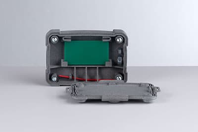 "Ein rechteckiges Gadget zur Fahrzeugbeleuchtung an einer Stoßstange, umgeben von Gas, Multimedia-Technologie und anderen Autoteilen. Ein modernes Modeaccessoire für Maschinenliebhaber und Technikbegeisterte."