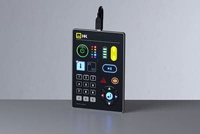 "Ein Bild eines tragbaren Kommunikationsgeräts, das eine Geste zeigt. Das Gerät erinnert an ein iPhone und ist mit verschiedenen Schriftarten und Gadgets ausgestattet. Es symbolisiert Telefonie und die Nutzung eines elektronischen Mobiltelefons