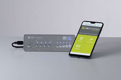 "Ein Mobiltelefon mit verschiedenen Funktionen wie Telefonie, Uhr und Anzeigegerät."