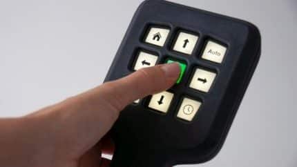 ALT-Text: Rechteckiges Symbol in Elektroblau mit Schrift und Zahl, das Elektronikzubehör darstellt.