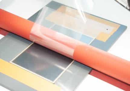 "Ein rechteckiges Holzmuster in Orange und Magenta, das verschiedene Farbtöne und Schattierungen zeigt. Das Muster ist kunstvoll gestaltet und in einer Tabelle dargestellt."