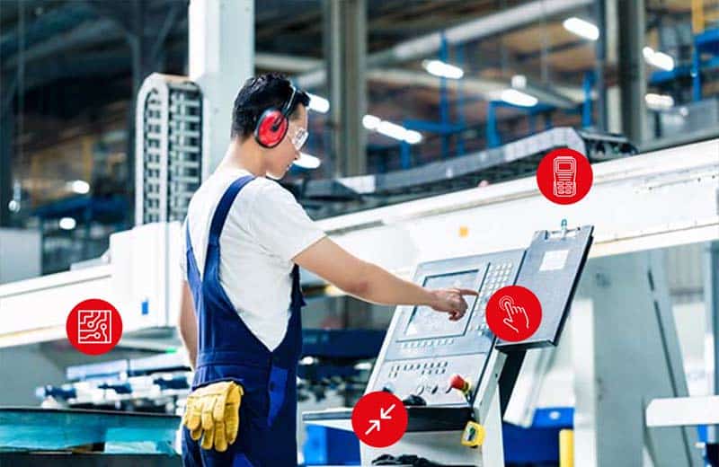 "Ein Ingenieur im Automobildesign trägt eine Baseballkappe, ein T-Shirt und eine Sonnenbrille als Arbeitskleidung."