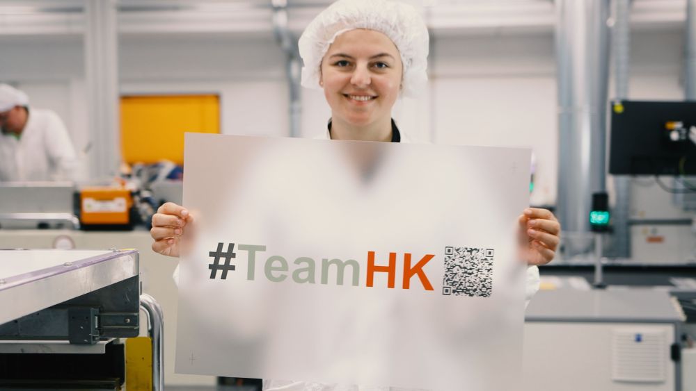 Hoffmann + Krippner - Azubine hebt bedruckte Folie hoch