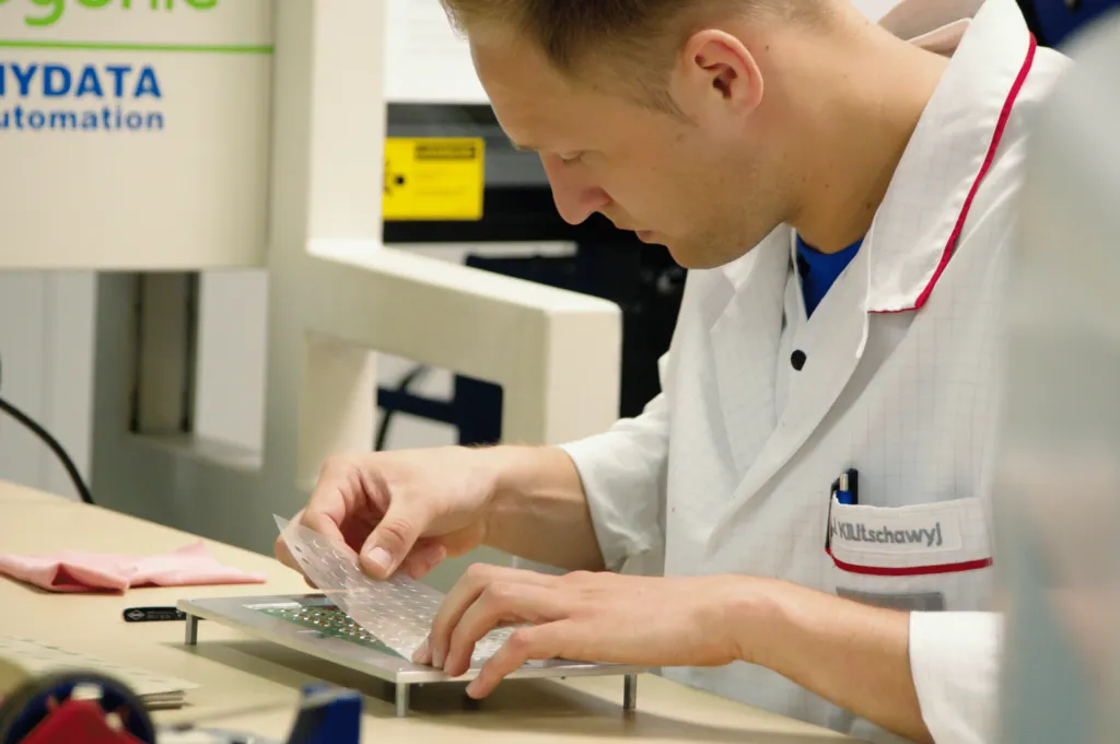 Mitarbeiter montiert Folientastatur