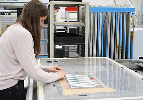 Mädchen arbeitet am Laserplotter