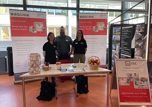 Mitarbeiter am Stand auf einer Ausbildungsmesse