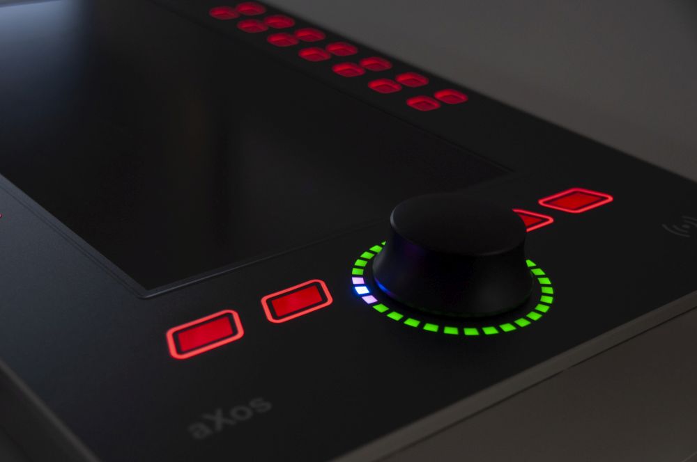 Folientastatur mit rot beleuchteten Tasten und Drehknopf