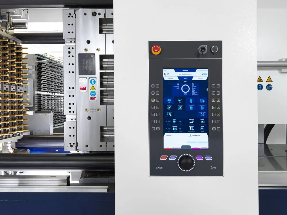 Spritzgießmaschine mit großem Bedienpanel