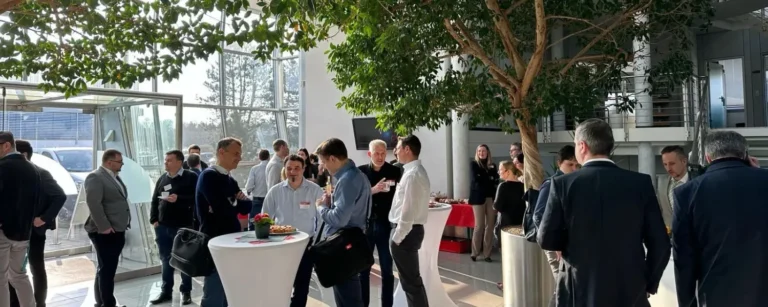 Networking im Foyer bei H+K