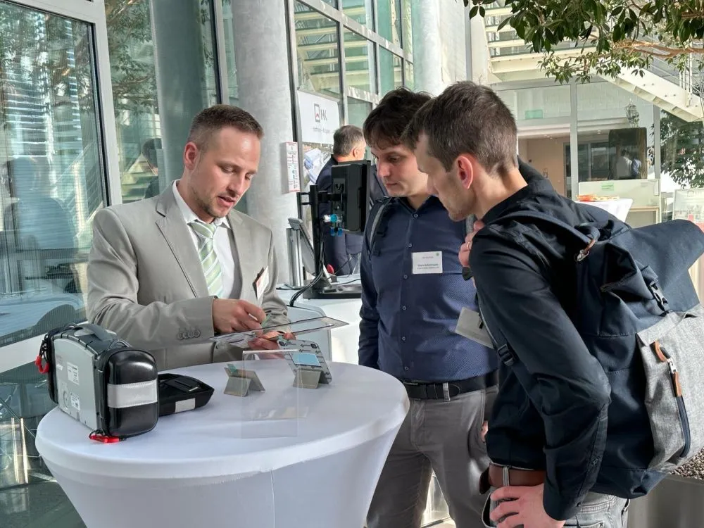 Mitarbeiter erklärt Kunden eine Folientastatur