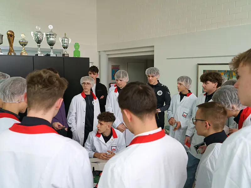 Azubi erklärt Gruppe den Aufbau einer Folientastatur