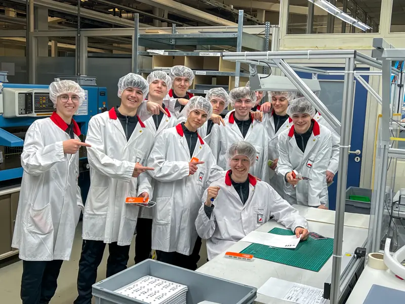 Gruppe Jugendlicher Fußballer in ESD-Kleidung beim H+K Firmenrundgang