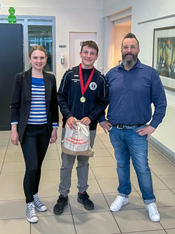 Sieger beim Torwandschießen mit Personalreferent und Marketingleiterin von Hoffmann + Krippner