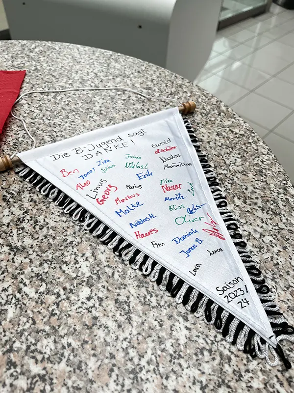 Wimbel des FC Hettingen mit Unterschriften der Mannschaften