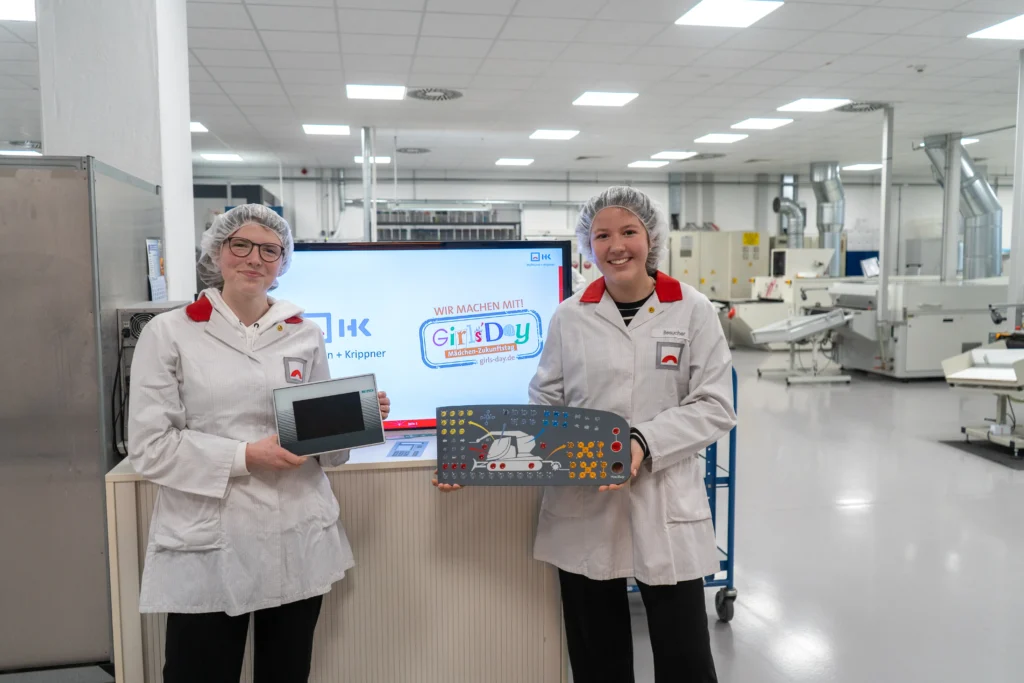 Zwei Mädchen am Girls'Day in der Siebdruckerei