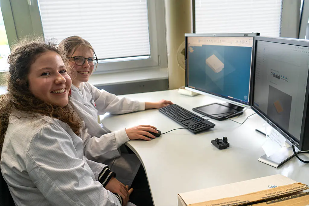 Zwei Mädchen am Girls'Day in der Konstruktion