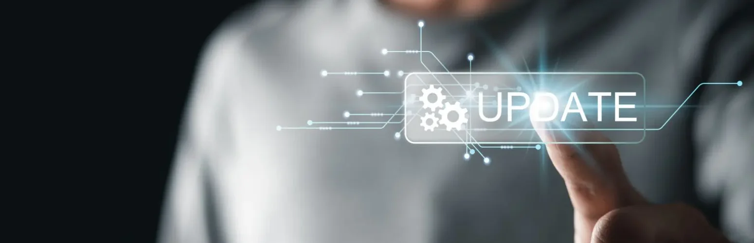 Mensch berührt die Schaltfläche auf virtuellem Interface