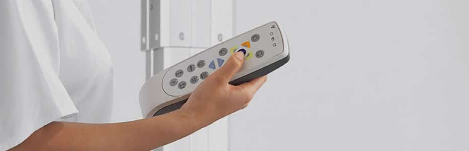 Frau hebt medizinische Fernbedienung in der Hand