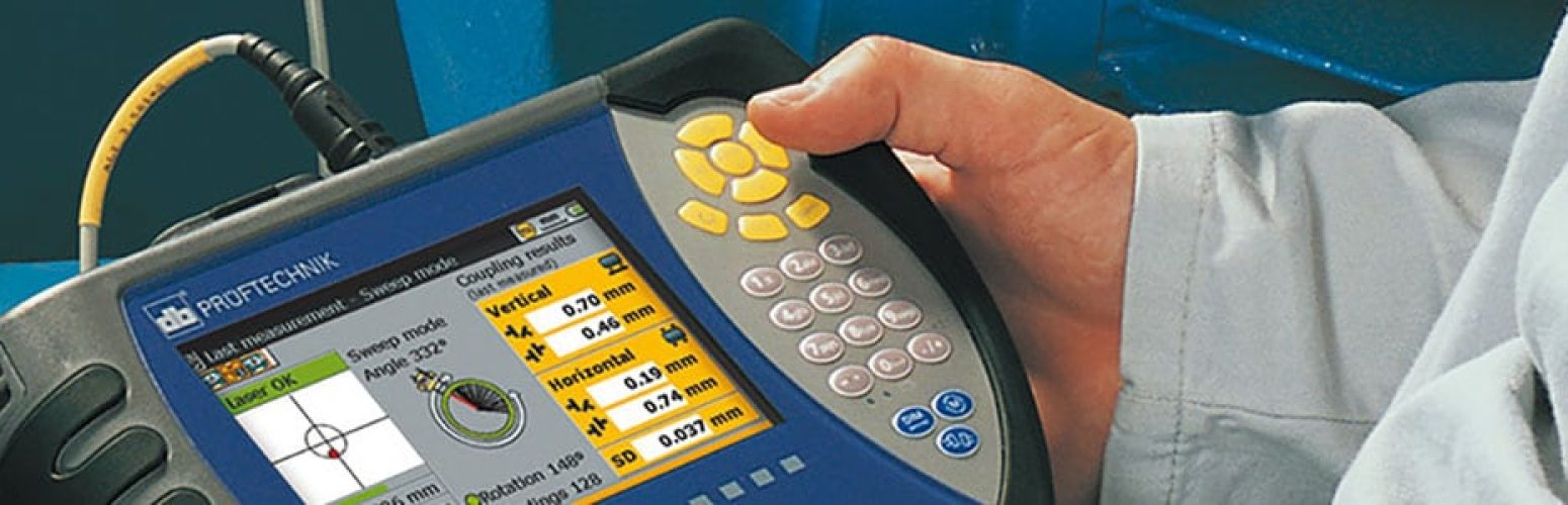 Mann hält Prüfgerät in der Hand