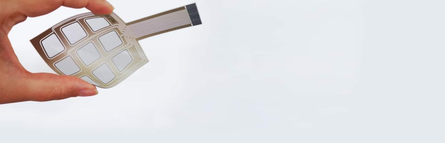 Hand hält kapazitive Touchfolie zwischen zwei Fingern